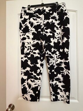 Chico's So Slimming Black and White Floral Stretch Fabric Pants Sz 2.5R (14R)